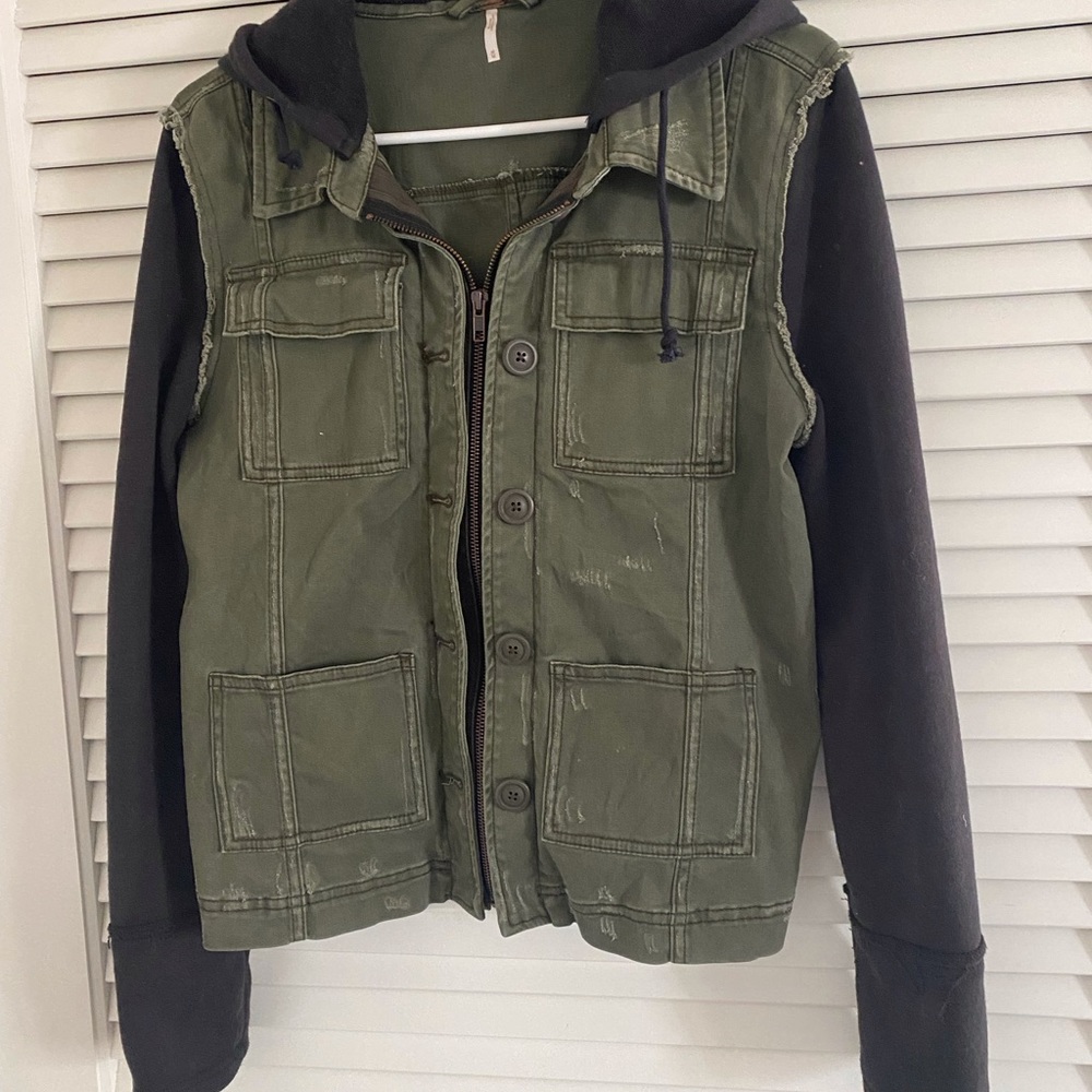 Youth jacket with contrasting sleeves in black.